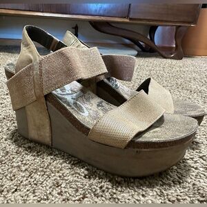 Women’s OTBT size 7 wedge comfortable heels gold brown suede leather